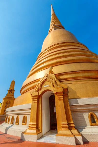 Goldene Pagode am wat bovorn (bowon) nivet viharn in bangkok, Thailand — Stockfoto