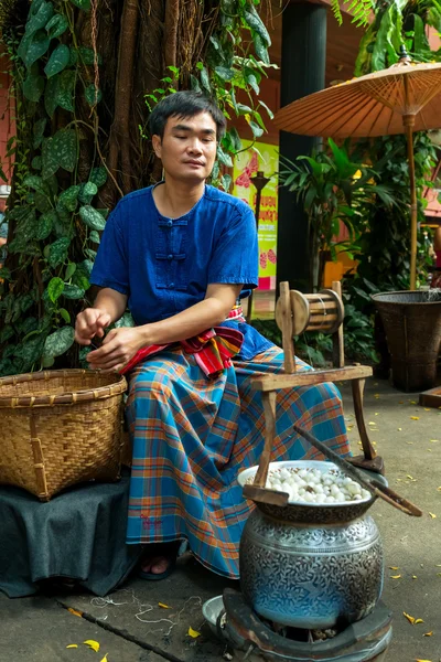 Makin de seda tailandesa en Bangkok Tailandia —  Fotos de Stock