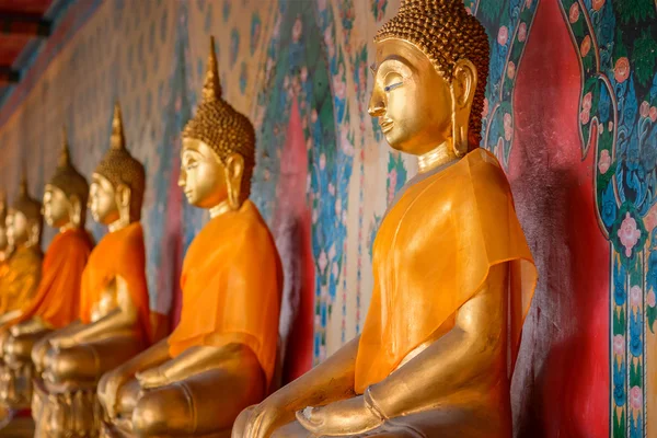 Socha Buddhy na Wat Arun - chrám Dawn v Bangkoku, Thajsko — Stock fotografie