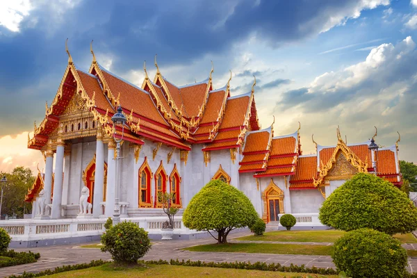 Der Marmortempel, Wat Benchamabopit Dusitvanaram in Bangkok, Thailand — Stockfoto