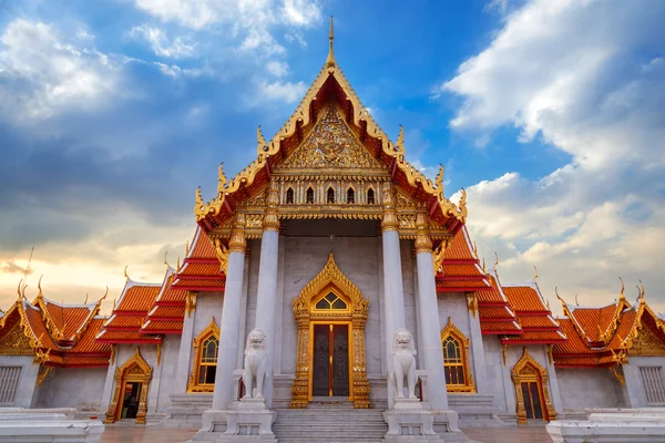 Der Marmortempel, Wat Benchamabopit Dusitvanaram in Bangkok, Thailand — Stockfoto