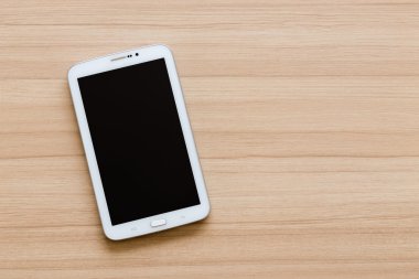 Ahşap bir masa yerleştirilen bir dijital Tablet