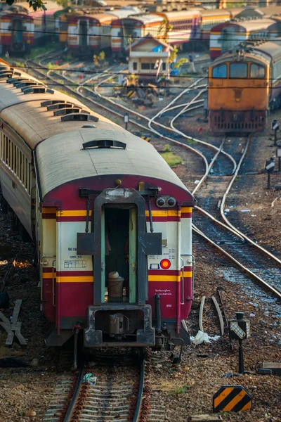 古いディーゼル機関車や電車でバンコク、タイ — ストック写真