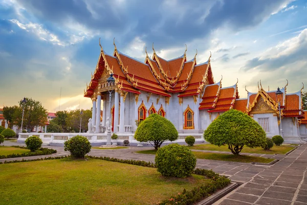 El templo de mármol, Wat Benchamabopit Dusitvanaram en Bangkok, Tailandia —  Fotos de Stock
