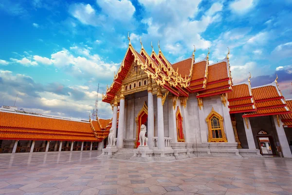 Der Marmortempel, Wat Benchamabopit Dusitvanaram in Bangkok, Thailand — Stockfoto