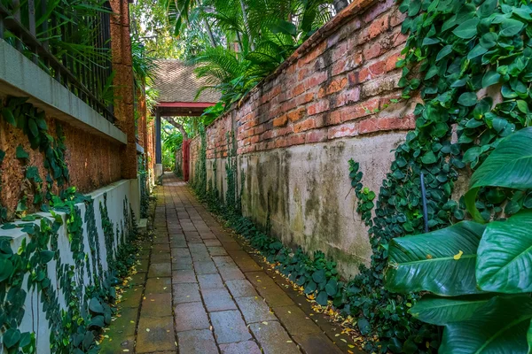 Passarela de um jardim tailandês — Fotografia de Stock