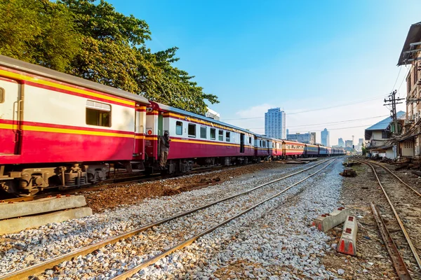 Viejas Locomotoras y Trenes Diesel en Bangkok, Tailandia — Foto de Stock