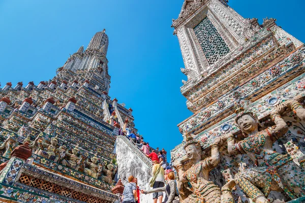 Wat arun - Tempel der Morgendämmerung in Bangkok, Thailand — Stockfoto