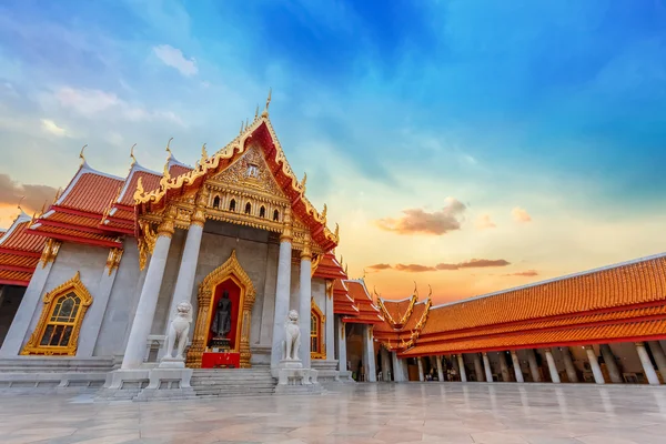 El templo de mármol, Wat Benchamabopit Dusitvanaram en Bangkok, Tailandia —  Fotos de Stock