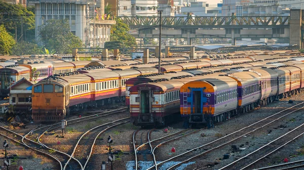 Viejas Locomotoras y Trenes Diesel en Bangkok, Tailandia — Foto de Stock