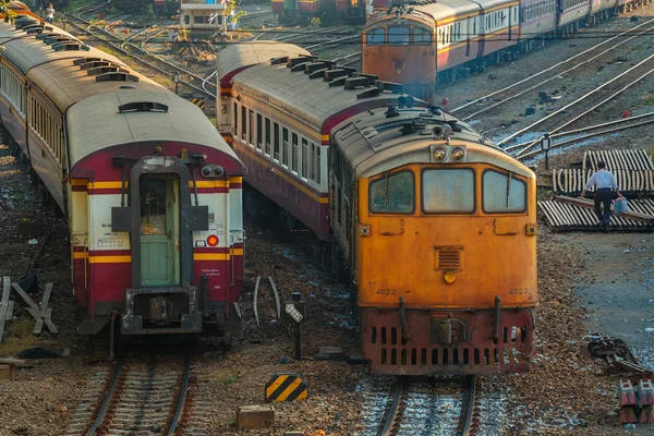 Viejas Locomotoras y Trenes Diesel en Bangkok, Tailandia — Foto de Stock