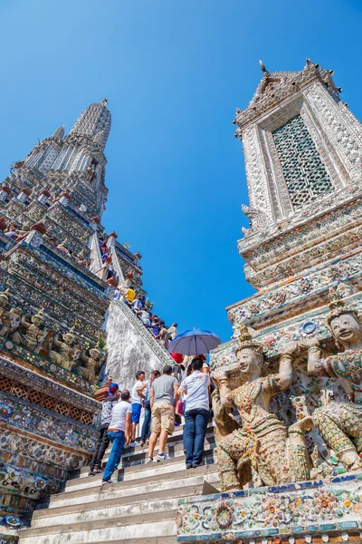 Wat arun - Tempel der Morgendämmerung in Bangkok, Thailand — Stockfoto