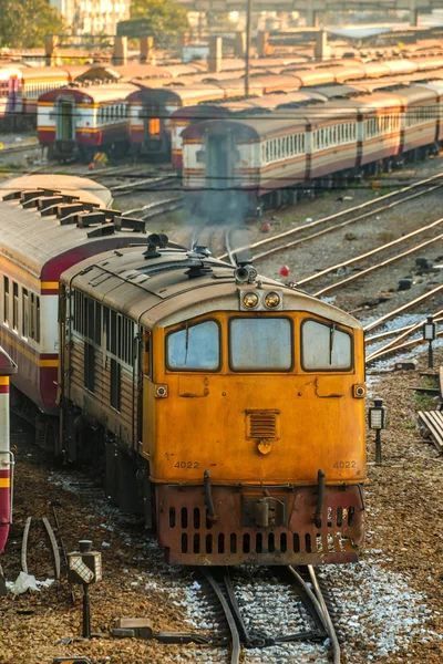 Viejas Locomotoras y Trenes Diesel en Bangkok, Tailandia — Foto de Stock
