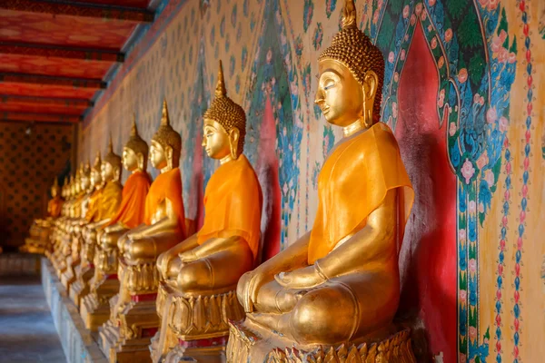 Buddha-Statue am wat arun - der Tempel der Morgendämmerung in Bangkok, Thailand — Stockfoto