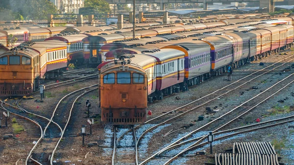 Viejas Locomotoras y Trenes Diesel en Bangkok, Tailandia — Foto de Stock