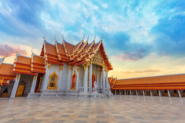 Der Marmortempel, Wat Benchamabopit Dusitvanaram in Bangkok, Thailand — Stockfoto