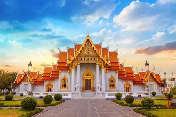 O Templo de Mármore, Wat Benchamabopit Dusitvanaram em Bangkok, Tailândia — Fotografia de Stock