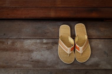 Japon bir evin önünde Japon sandalet