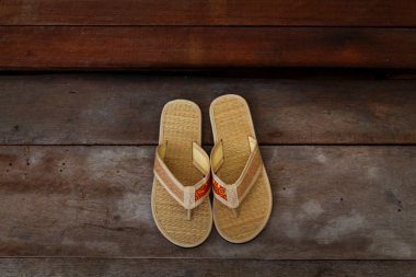 Japon bir evin önünde Japon sandalet