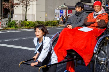 Tokyo, Japonya'nın Asakusa istasyonunda çekçek sürücüsü