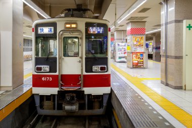 Tokyo, Japonya'nın Asakusa istasyonunda Tobu Nikko satırının tren