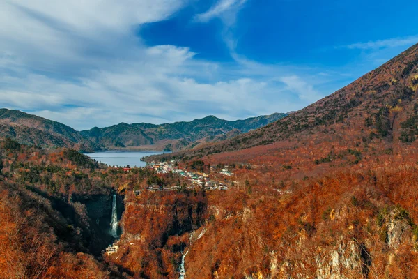Lake Chuzenji met Kegon waterval in Nikko Nationaal Park in Toc — Stockfoto