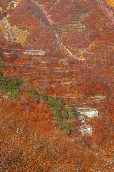 Strade tortuose in montagna al Parco Nazionale Nikko a Tochigi — Foto Stock