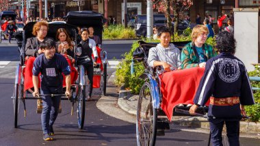 Tokyo, Japonya'nın Asakusa istasyonunda çekçek sürücüsü