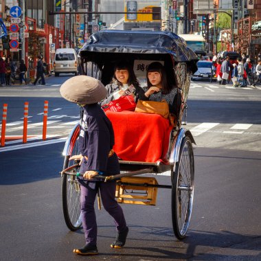 Tokyo, Japonya'nın Asakusa istasyonunda çekçek sürücüsü