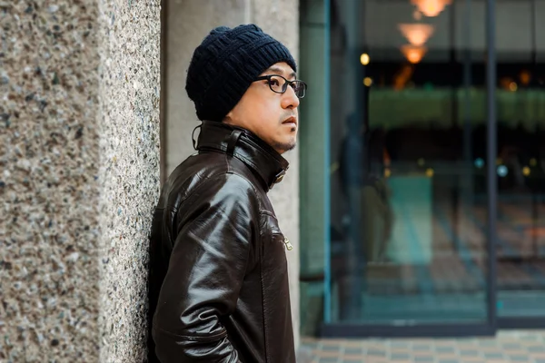 Un hombre asiático en una chaqueta marrón — Foto de Stock