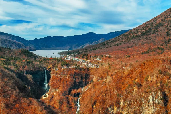 Chuzenji-meer met Kegon-waterval in Nikko National Park in prefectuur Tochigi, Japan — Stockfoto