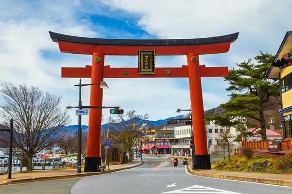 Masivní toriiova brána Futarasan na jezeře Chuzenji v Nikko v Japonsku — Stock fotografie