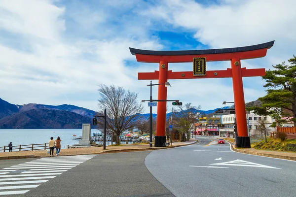 日光の中禅寺湖でフタラサンの巨大な鳥居 — ストック写真