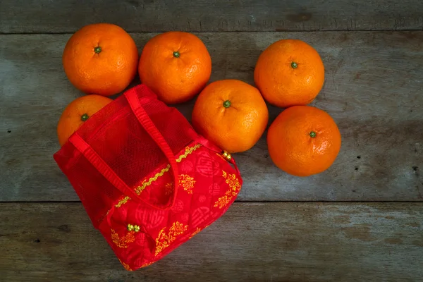 Naranjas con una bolsa roja preparada para un año nuevo chino —  Fotos de Stock