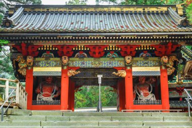 Omotemon kapı veya Niomon kapısı önünde Nikko Toshogu tapınak Nikko, Tochigi, Japan