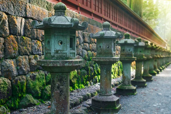 Sten lyktor på sidan av Toshogu relikskrin som leder till Futarasan-helgedomen i Nikko, Tochigi, Japan — Stockfoto