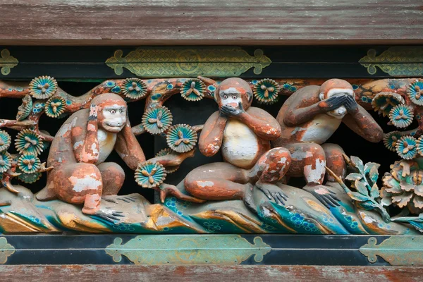 Beroemde drie apen houtsnijwerk in Nikko Toshogu-schrijn in Japan — Stockfoto