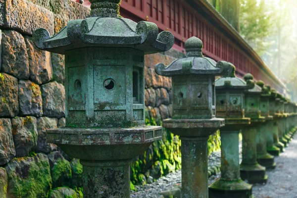 Lanternes en pierre sur le côté du sanctuaire Toshogu qui mènent au sanctuaire Futarasan à Nikko, Tochigi, Japon — Photo