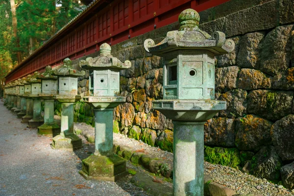 Linternas de piedra en el lado del santuario de Toshogu que conducen al santuario de Futarasan en Nikko, Tochigi, Japón —  Fotos de Stock