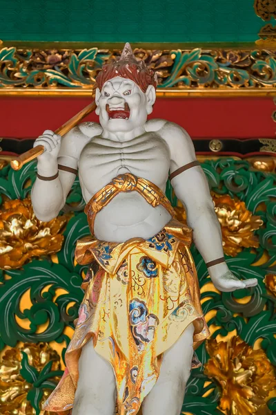 Кендара - один из четырех хранителей у ворот Яшамона в Тайюинбё - мавзолей сёгуна Токугавы Иэмицу в Никко, Япония — стоковое фото