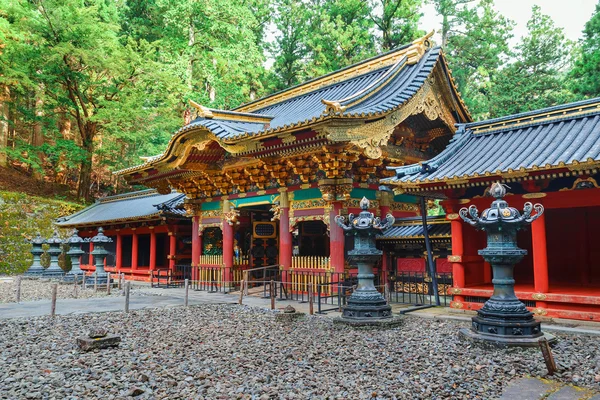 Ворота Яшамона в Тайюинбё - мавзолей сёгуна Токугавы Иэмицу в Никко, Япония — стоковое фото