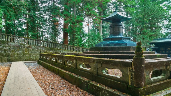 La tomba con urna contiene i resti di Tokugawa Ieyasu nel santuario Tosho-gu a Nikko, Giappone — Foto Stock