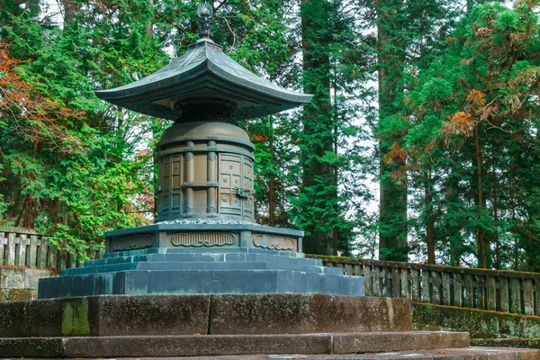 The tomb with urn contains the remains of Tokugawa Ieyasu in Tosho-gu shrine in Nikko, Japan — Stock Photo, Image