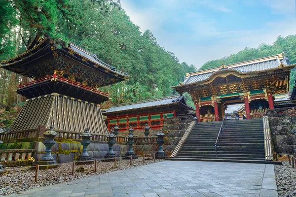Ворота Яшамона с барабанной башней в Тайюинбё - мавзолей Сёгуна Токугавы Иэмицу в Никко, Япония — стоковое фото