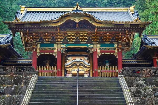Porte de Yashamon avec une tour de tambour à Taiyuinbyo - le mausolée du Shogun Tokugawa Iemitsu à Nikko, Japon — Photo