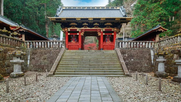 Nio-mon poort op Taiyuinbyo - het Mausoleum van Shogun Tokugawa Iemitsu in Nikko, Japan — Stockfoto