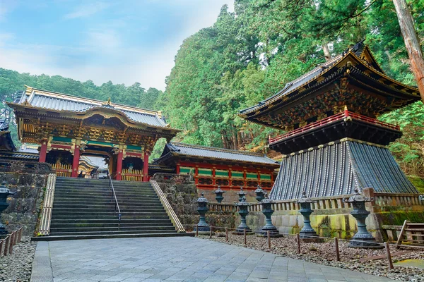 Porta Yashamon con un campanile a Taiyuinbyo - il Mausoleo dello Shogun Tokugawa Iemitsu a Nikko, Giappone — Foto Stock