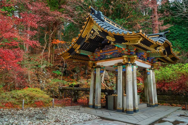 Zona di purificazione di Chuzuya (o Temizuya) a Taiyuinbyo - il Mausoleo dello Shogun Tokugawa Iemitsu a Nikko, Giappone — Foto Stock