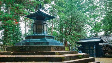 Urn ile mezar Tokugawa Ieyasu Japonya'da Nikko Tosho-gu tapınak kalıntıları içerir