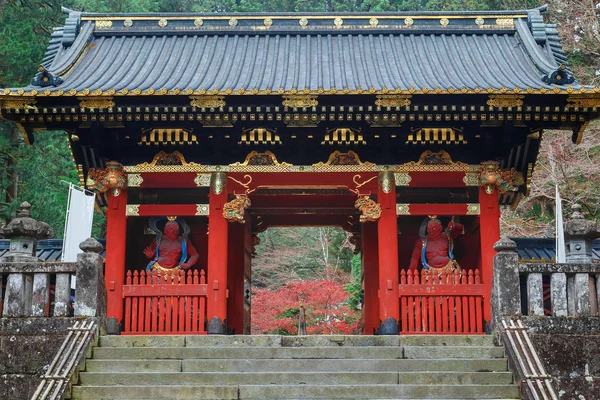 Nio-mon poort op Taiyuinbyo - het Mausoleum van Shogun Tokugawa Iemitsu in Nikko, Japan — Stockfoto